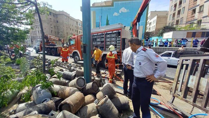 جزئیات واژگونی کامیون حامل کپسول‌های اکسیژن در بزرگراه امام علی+ عکس