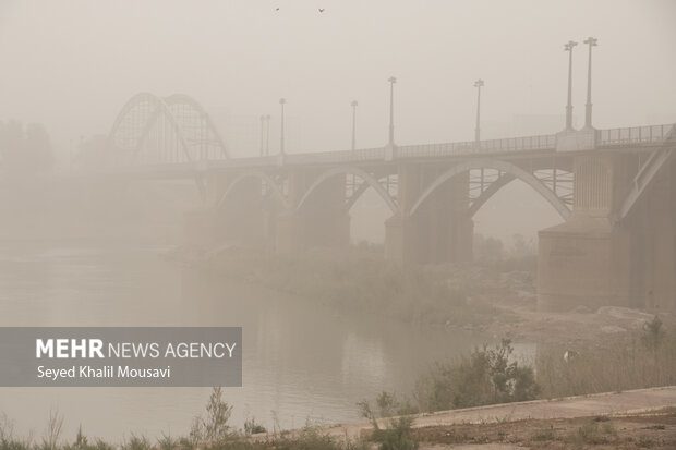 خوزستان غرق در گرد و خاک؛ نفوذ گرد و غبار به درون خانه ها