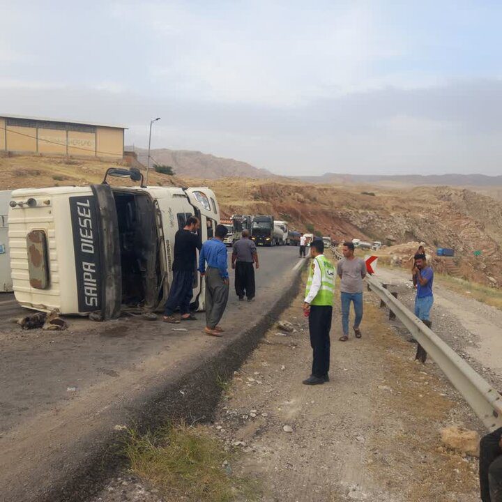 واژگونی تریلر نفت‌کش در محور پلدختر - اندیمشک؛ جاده ترانزیتی مسدود شد