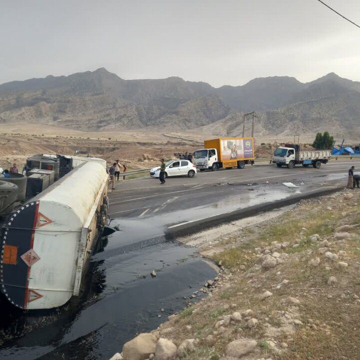 واژگونی تریلر نفت‌کش در محور پلدختر - اندیمشک؛ جاده ترانزیتی مسدود شد