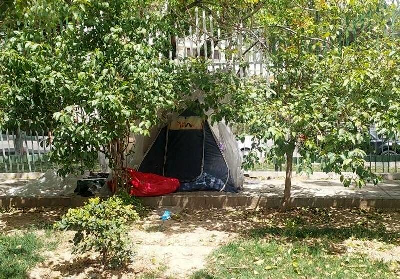 چادرخوابی بیماران اطراف بیمارستان قلب رجایی +عکس