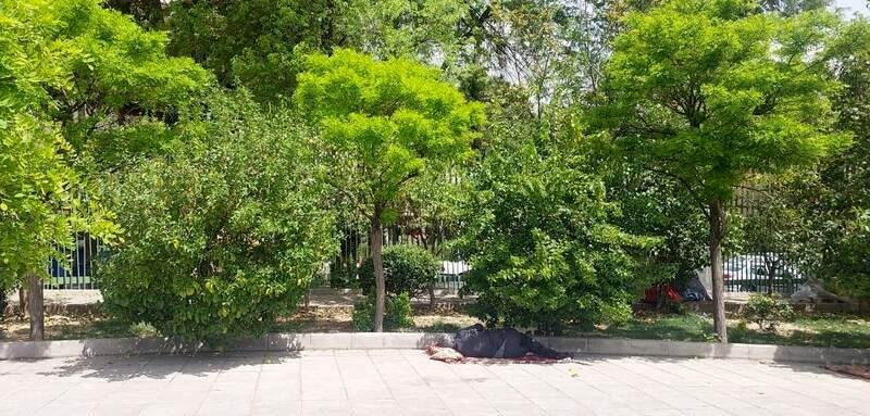 چادرخوابی بیماران اطراف بیمارستان قلب رجایی +عکس