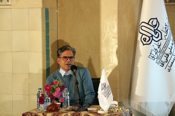 مسجد شیخ لطف‌الله مزین به کتیبه های ثلث علیرضا عباسی