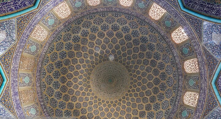 مسجد شیخ لطف‌الله مزین به کتیبه های ثلث علیرضا عباسی