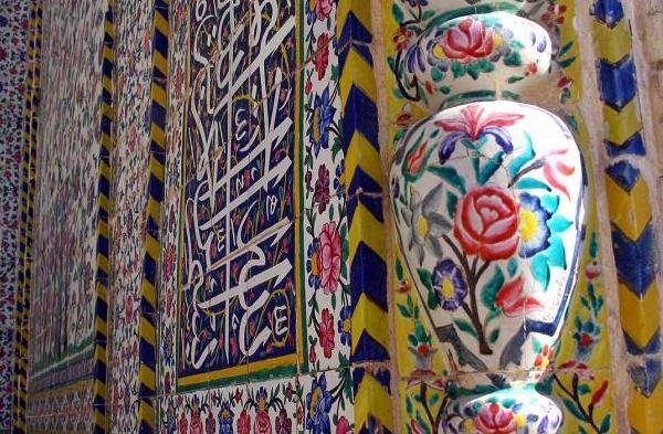 کاشی هفت‌رنگ؛ هنر نگارگری بر خاک در قلب اصفهان